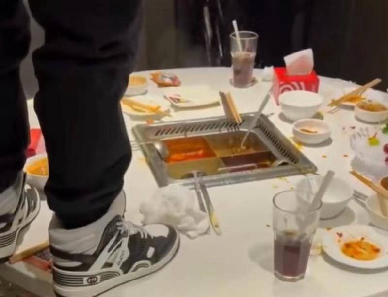 17岁男子往海底捞火锅小便案判决已生效！家长判赔220万