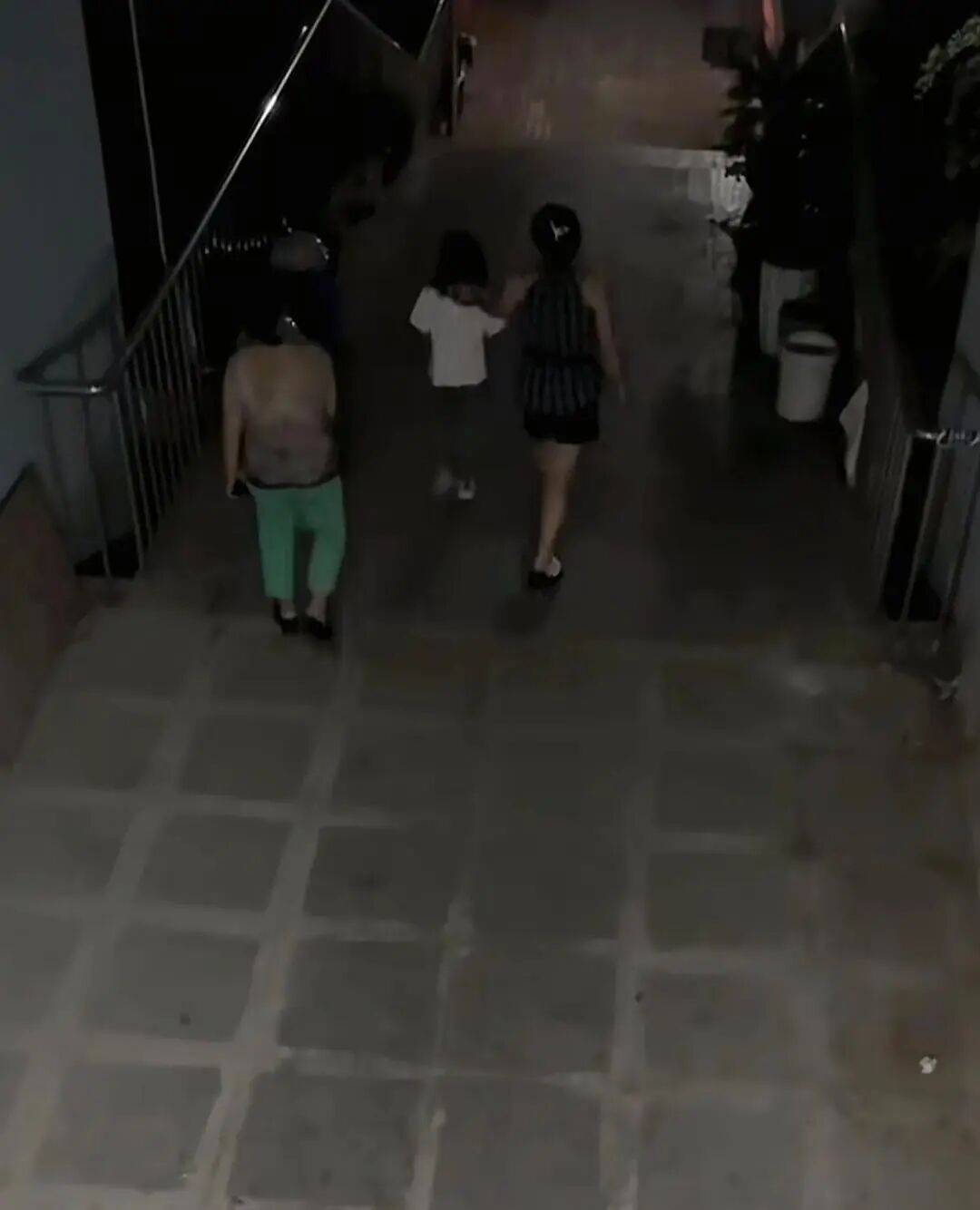 7岁女孩中秋节到同学家玩,2天无人来接,警察上门发现,其单亲父亲已在家中离世……