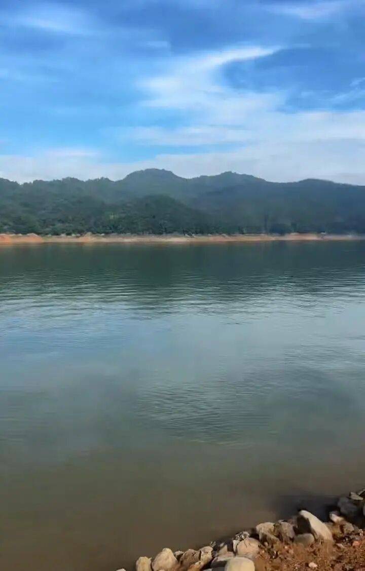 23岁外卖小哥蹊跷失踪22天:凌晨两点被拍到现身一水库,附近找到电动车和鞋