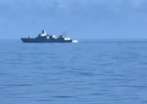 中美海军正面交锋?中国海军055大驱与美航母编队狭路相逢,双方都进入舰炮打击范围