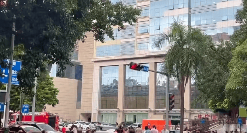 突发!广西南宁青秀区有人从医院高楼坠落,消防到场处置,当地:警方已介入,正处理