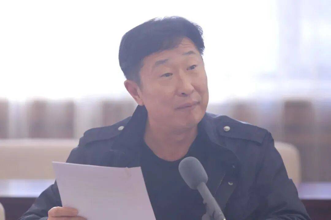 林永健在《人民日报》撰文：某些顶流演员自带“编剧团队”进组，随时准备给剧本“动手术”