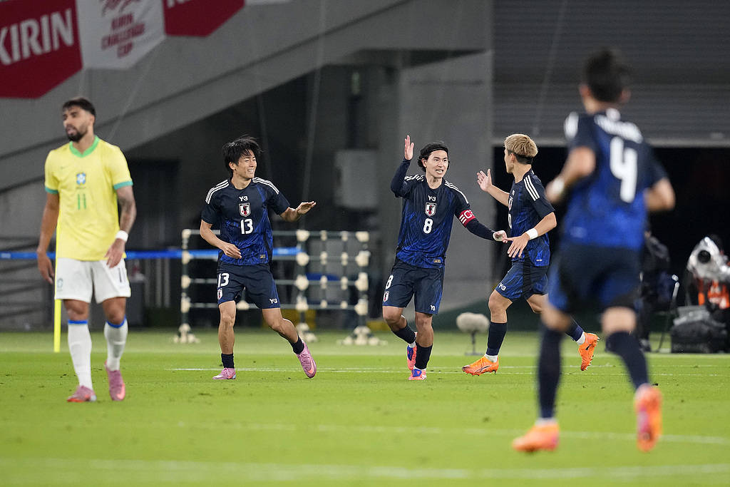 热议日本3-2逆转巴西:隔壁游刃有余 我们连滚带爬