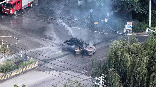 一辆蔚来ET7轿车在大理一景区外起火，撤离及时无伤亡
