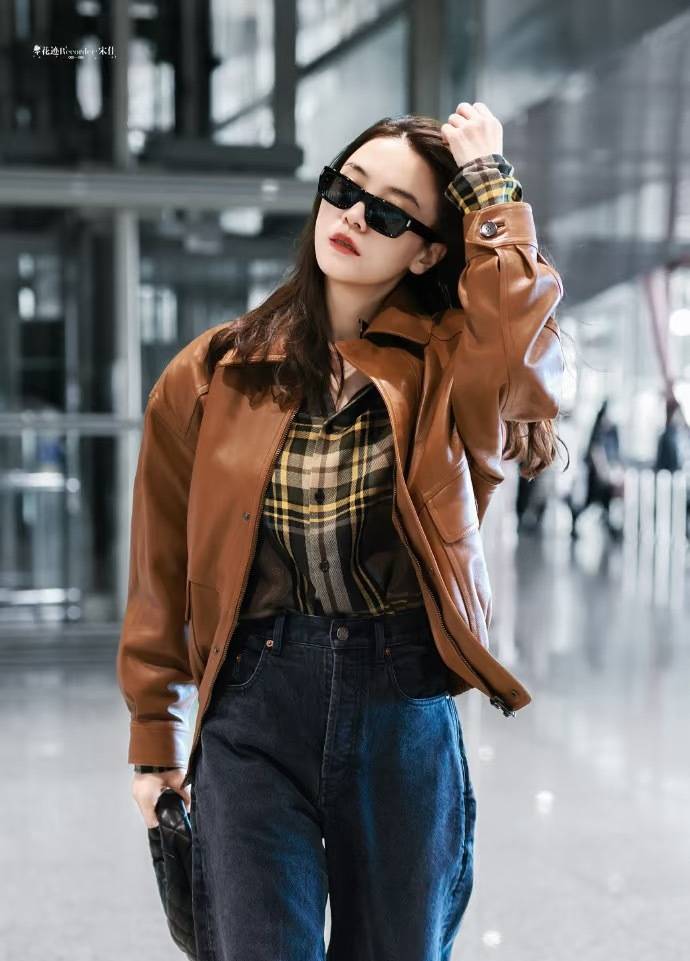 宋佳在机场太撩人、赵今麦飒度加倍、当红博主被抓拍,她们凹造型都少不了它?