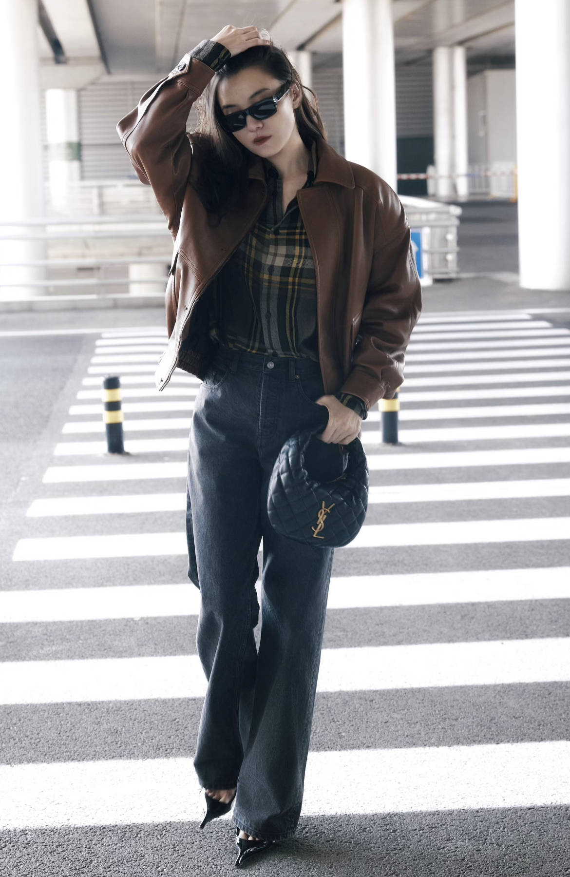 宋佳在机场太撩人、赵今麦飒度加倍、当红博主被抓拍,她们凹造型都少不了它?