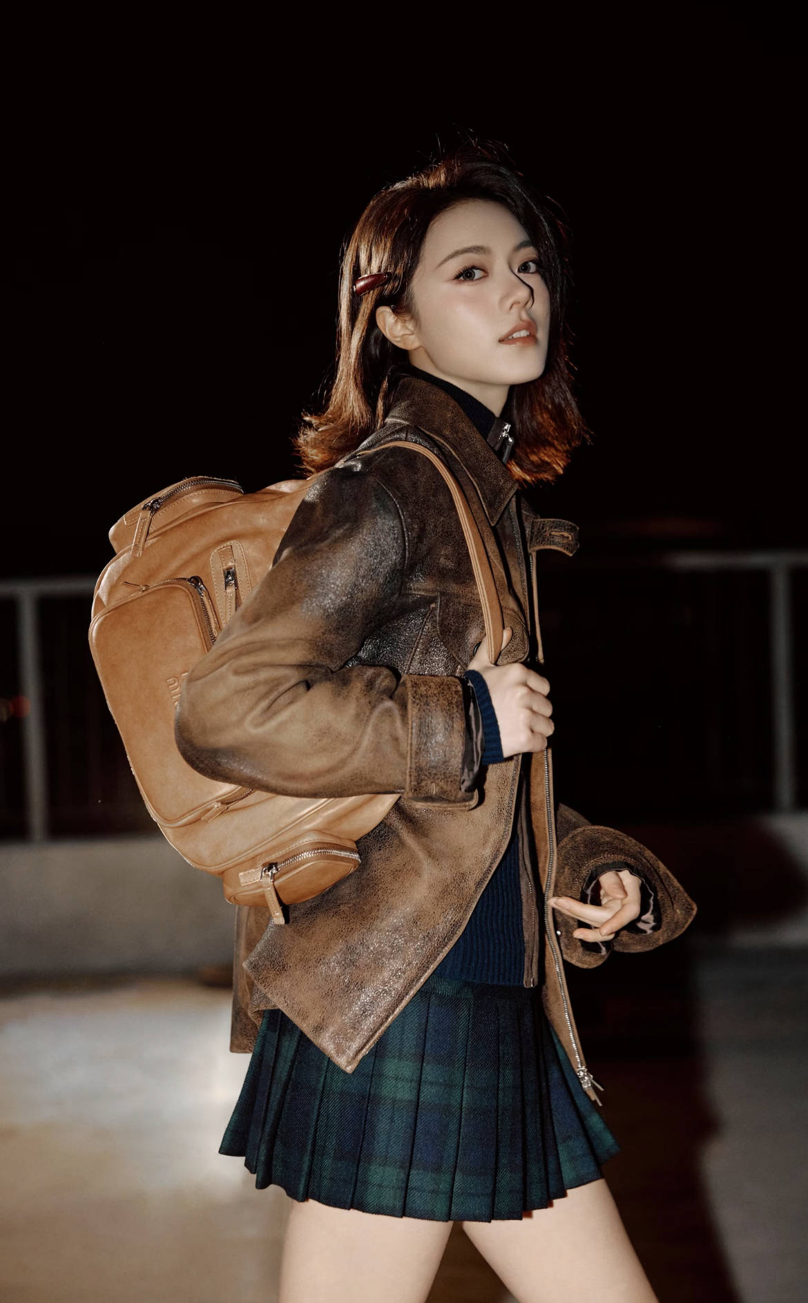 宋佳在机场太撩人、赵今麦飒度加倍、当红博主被抓拍,她们凹造型都少不了它?