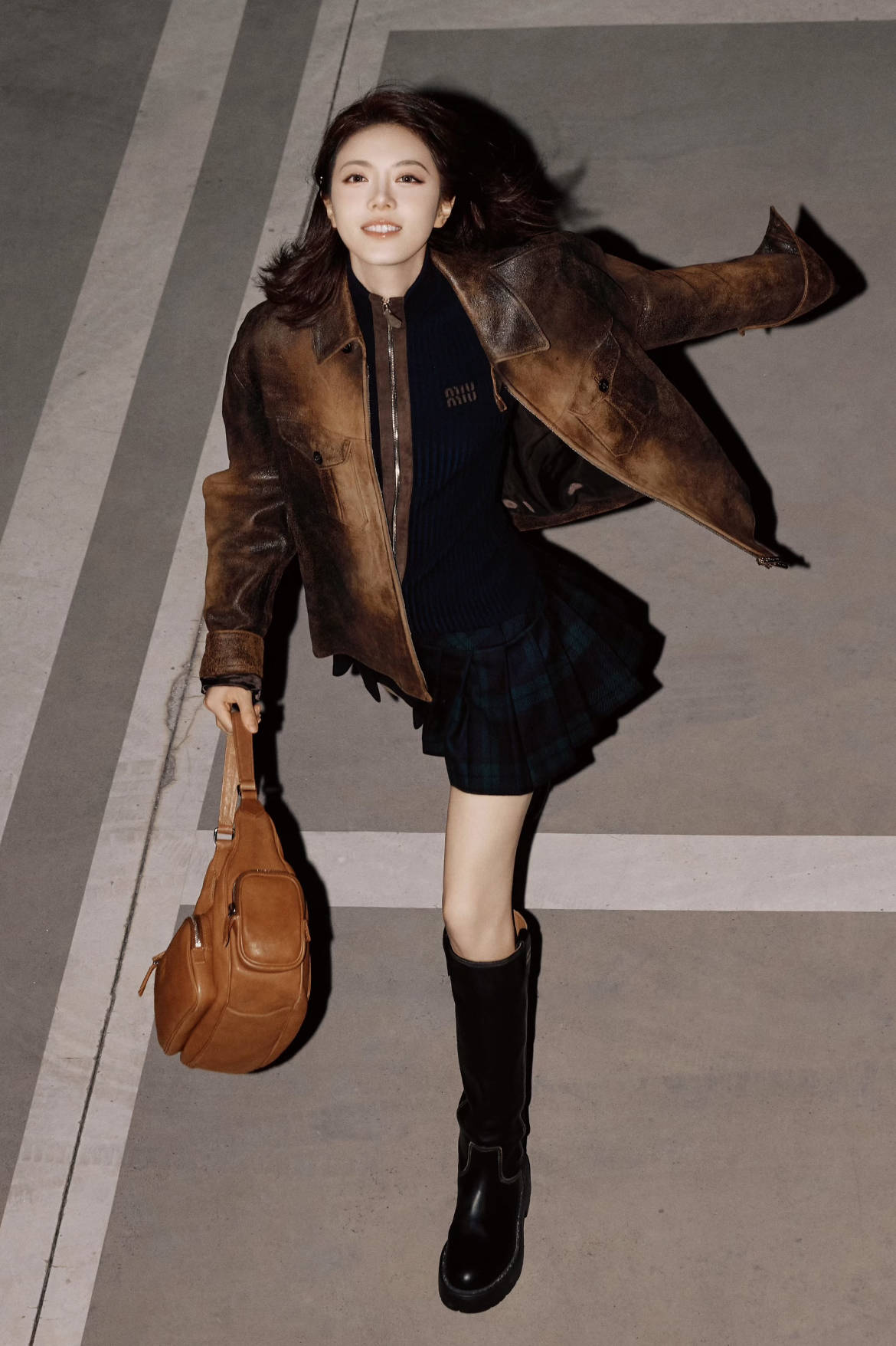 宋佳在机场太撩人、赵今麦飒度加倍、当红博主被抓拍,她们凹造型都少不了它?