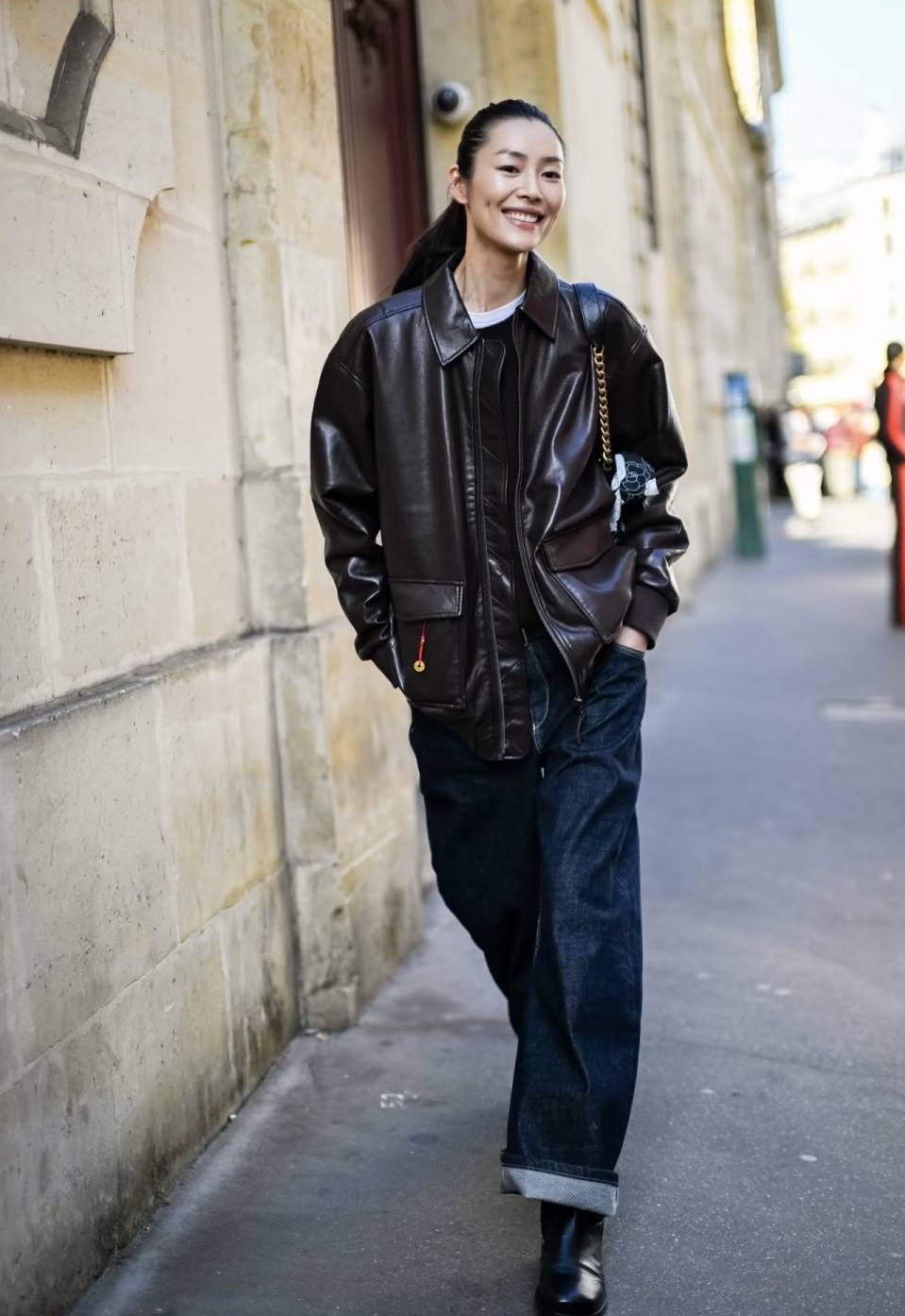 宋佳在机场太撩人、赵今麦飒度加倍、当红博主被抓拍,她们凹造型都少不了它?