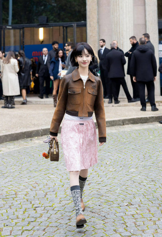 宋佳在机场太撩人、赵今麦飒度加倍、当红博主被抓拍,她们凹造型都少不了它?