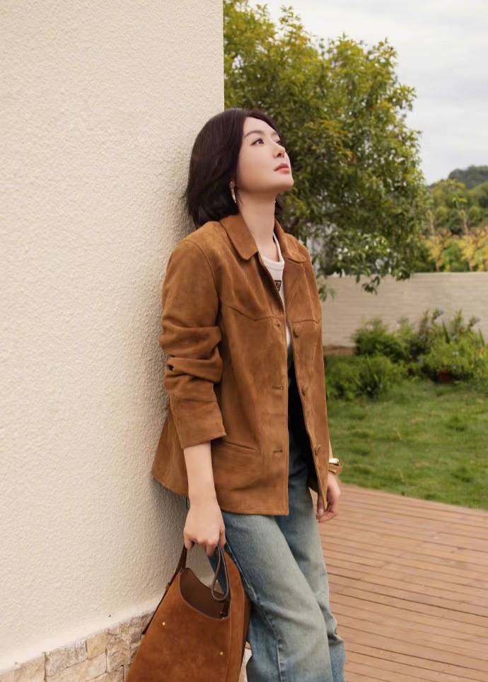 宋佳在机场太撩人、赵今麦飒度加倍、当红博主被抓拍,她们凹造型都少不了它?