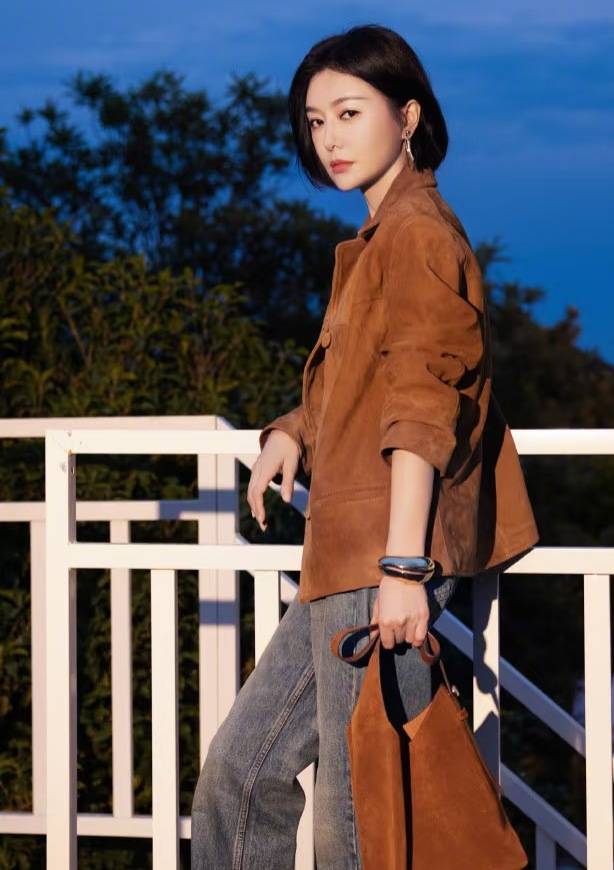 宋佳在机场太撩人、赵今麦飒度加倍、当红博主被抓拍,她们凹造型都少不了它?