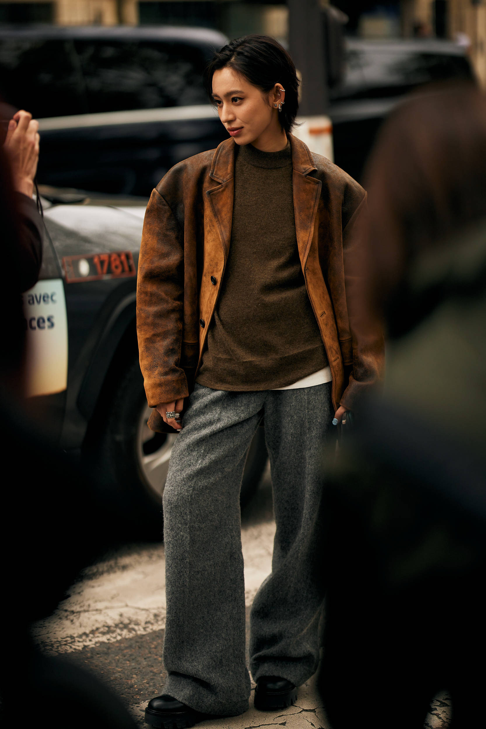 宋佳在机场太撩人、赵今麦飒度加倍、当红博主被抓拍,她们凹造型都少不了它?