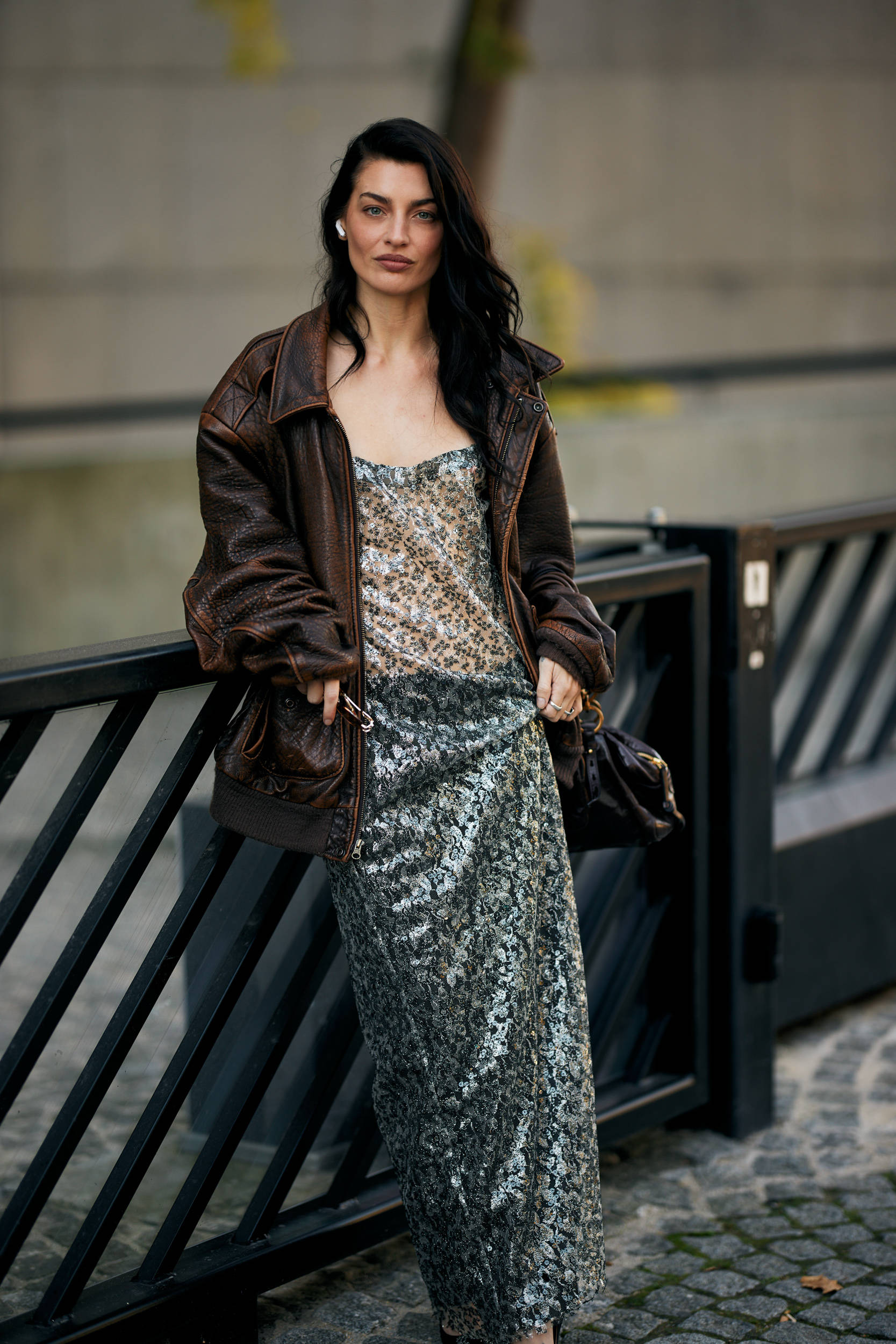 宋佳在机场太撩人、赵今麦飒度加倍、当红博主被抓拍,她们凹造型都少不了它?