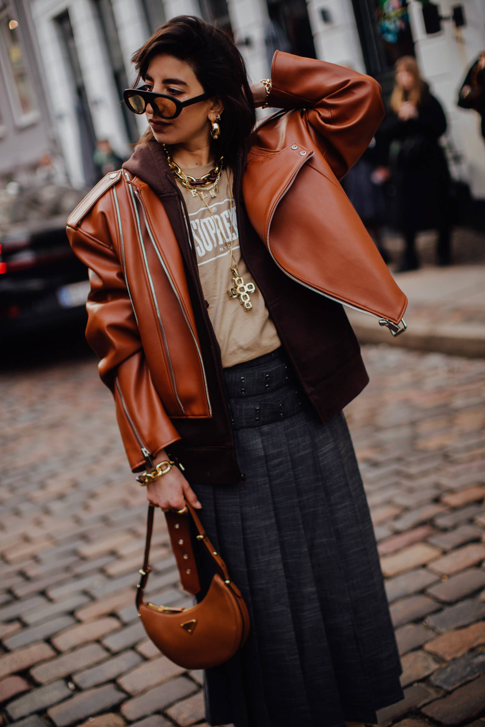 宋佳在机场太撩人、赵今麦飒度加倍、当红博主被抓拍,她们凹造型都少不了它?