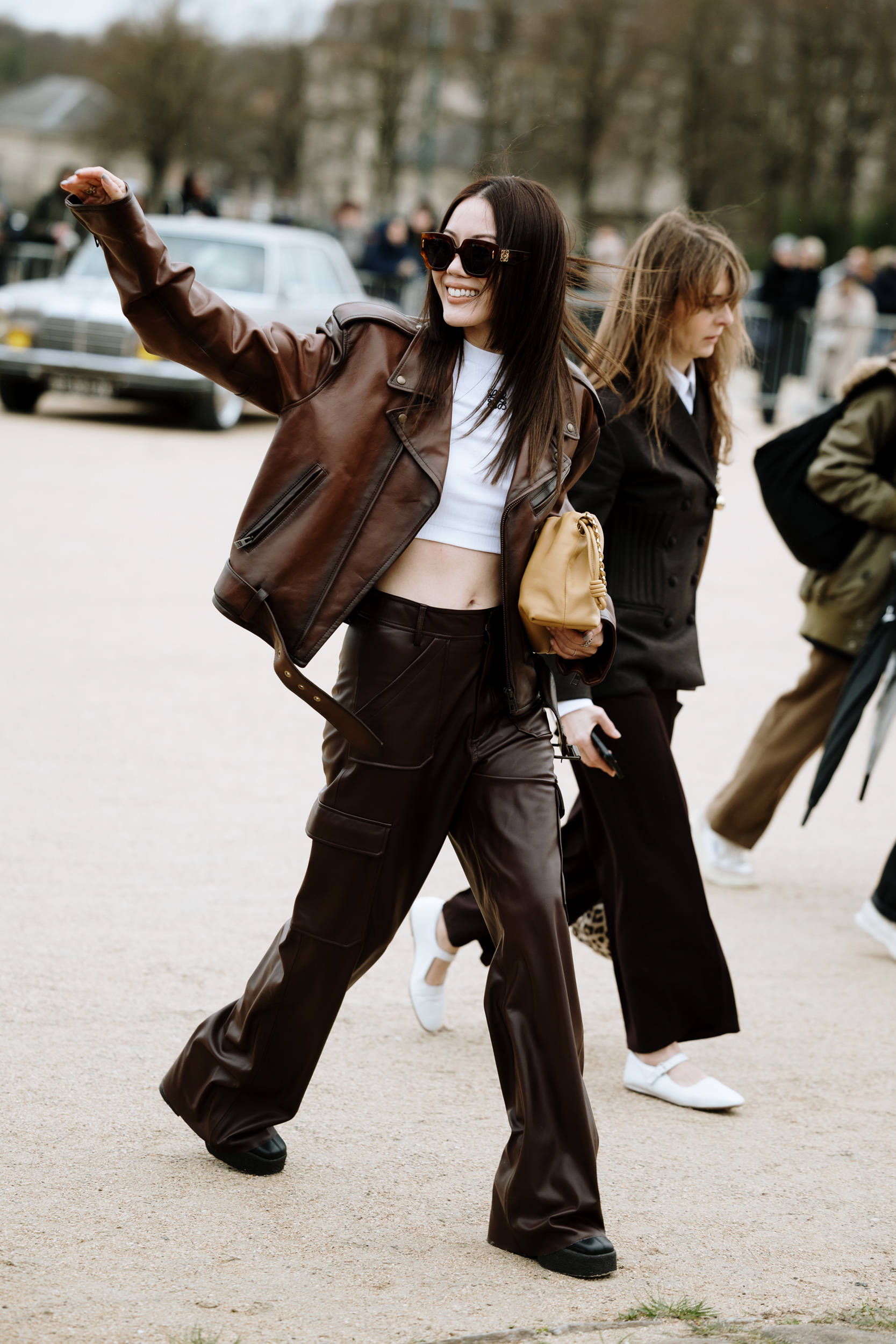 宋佳在机场太撩人、赵今麦飒度加倍、当红博主被抓拍,她们凹造型都少不了它?