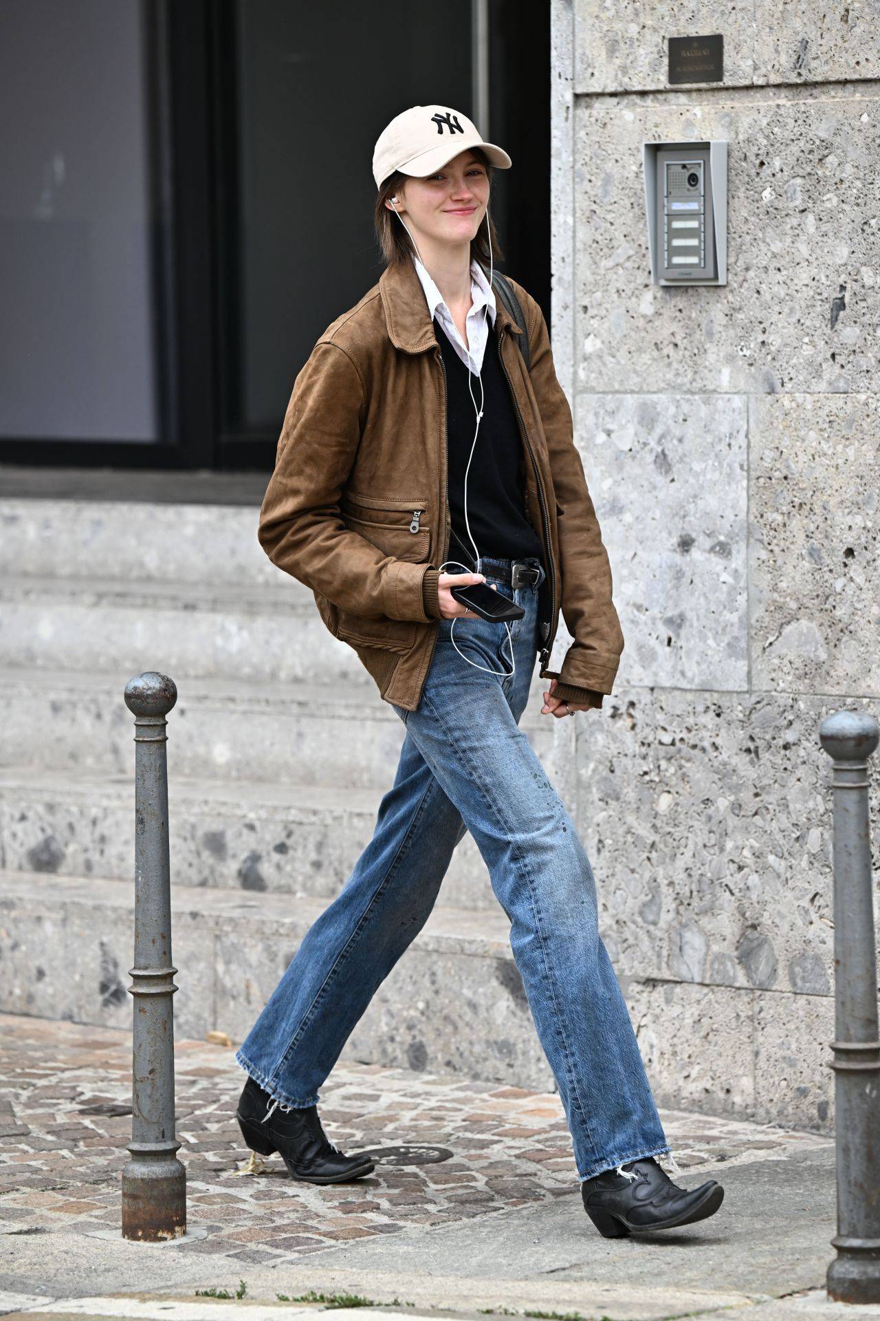 宋佳在机场太撩人、赵今麦飒度加倍、当红博主被抓拍,她们凹造型都少不了它?