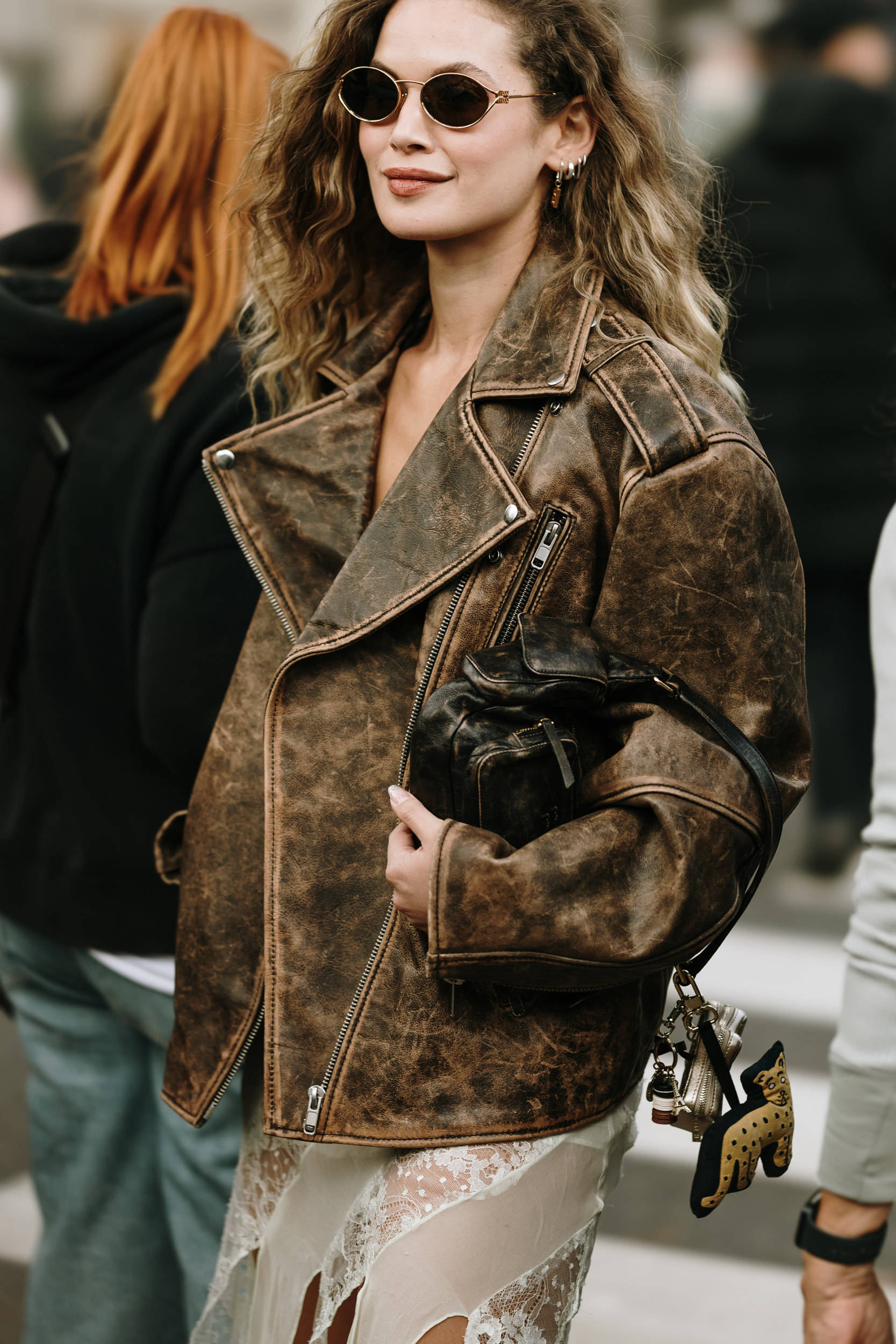 宋佳在机场太撩人、赵今麦飒度加倍、当红博主被抓拍,她们凹造型都少不了它?