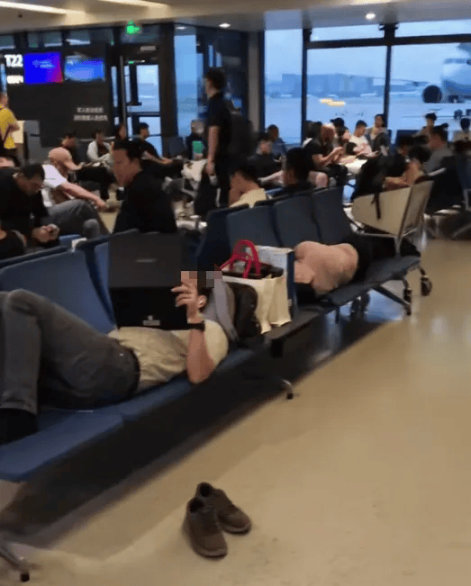 2名外国人在上海虹桥国际机场候机室躺卧,占用6个座位,机场回应