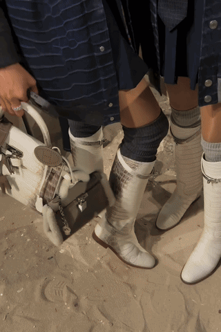 爱马仕当“头饰”，香奈儿挂满身，这对“神秘姐妹”是谁？