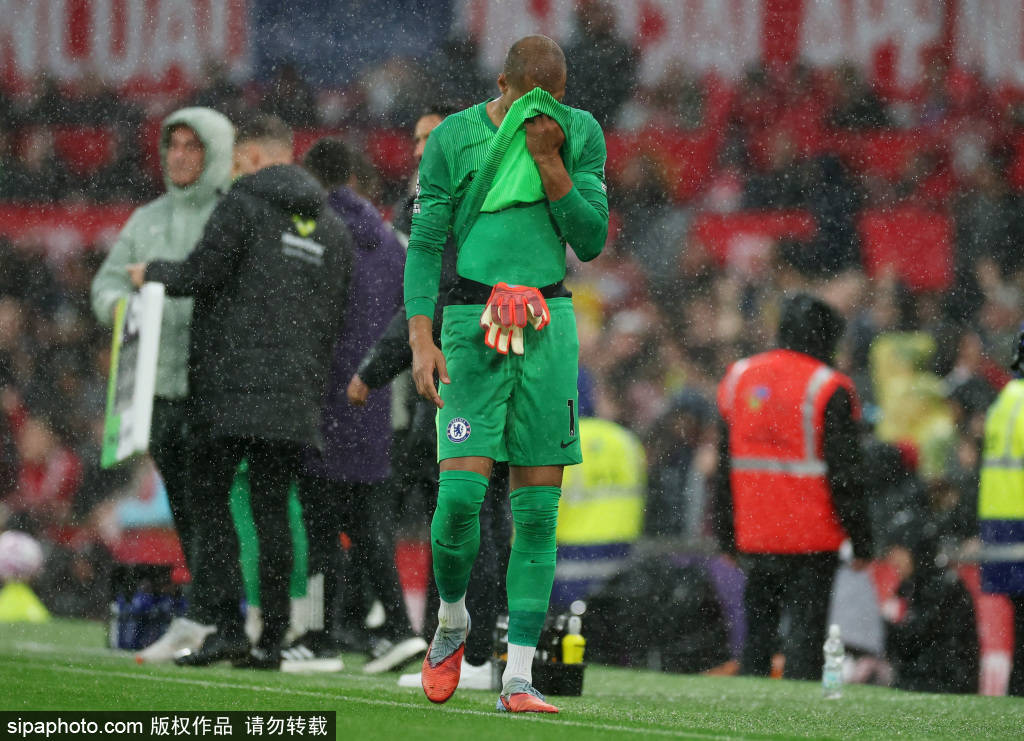 舒梅切尔赛后与拉门斯拥抱,祝贺曼联球员双红会取胜:技术与情感的交织