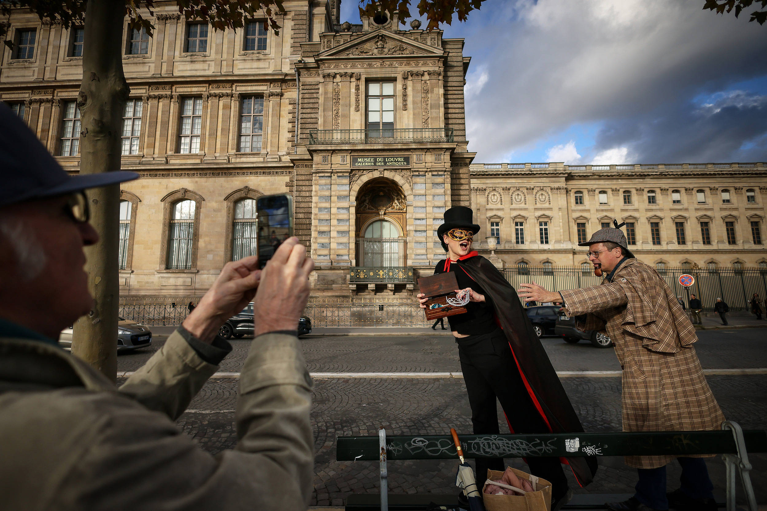 遗落物品留下了DNA痕迹，卢浮宫劫案嫌疑人已被捕