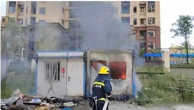 睡觉没拔充电器家被烧，“一两分钟火苗蹿到天花板”，当事人：损失十几万元