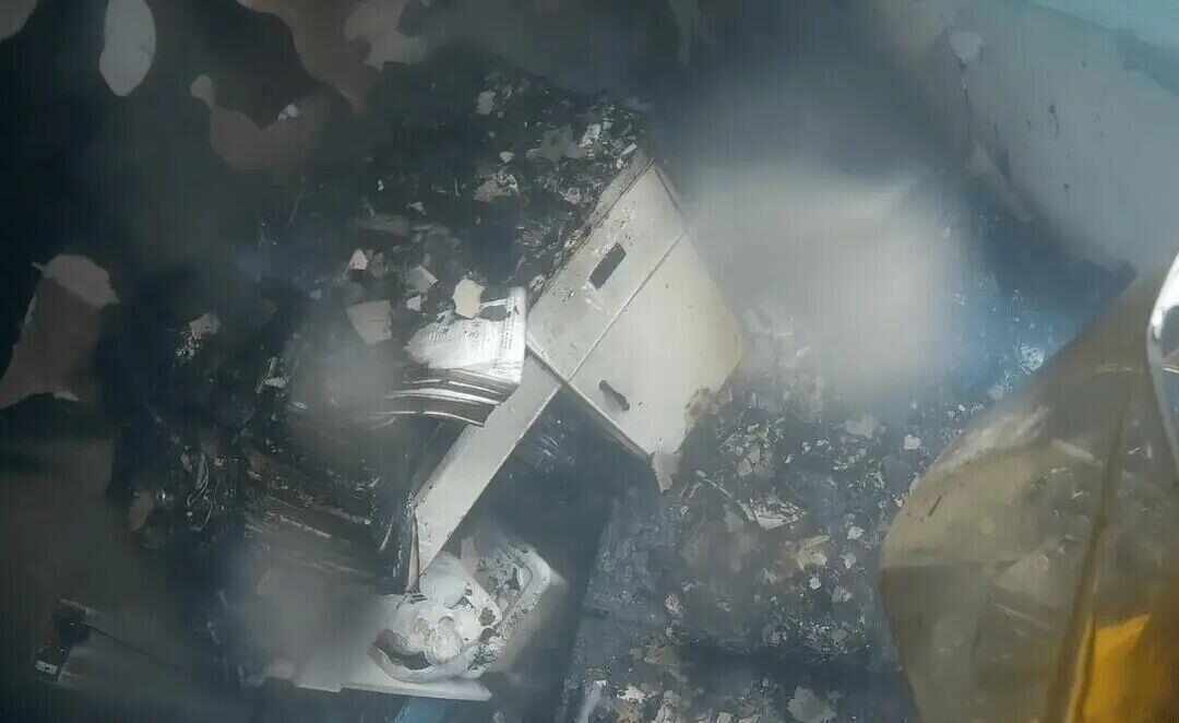 睡觉没拔充电器家被烧，“一两分钟火苗蹿到天花板”，当事人：损失十几万元