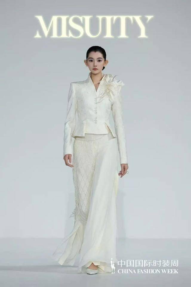 山东日照女孩赵娜获环球小姐中国总冠军