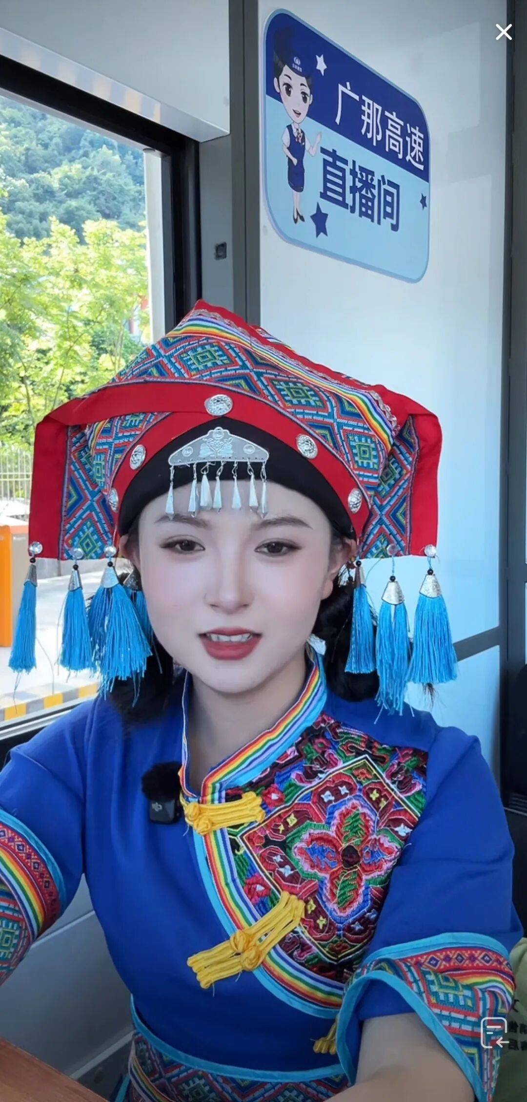 你路过的高速收费站,很可能是个直播间