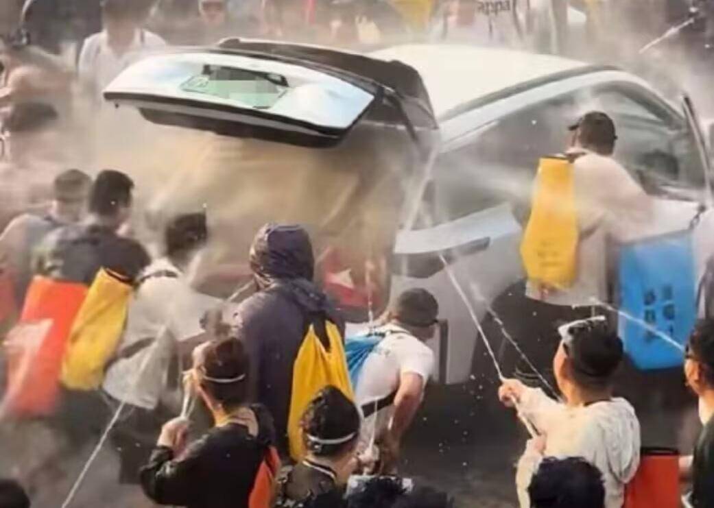 西双版纳泼水节一汽车车门及后备箱被人拉开喷水，车主方称已到4S店定损，警方正核实