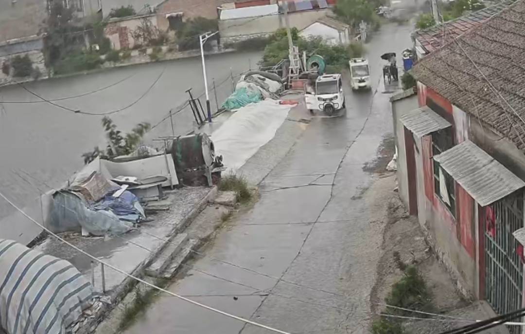 江苏徐州突降大雨，过路陌生大爷及时出手，给路面晒的小麦盖上雨布