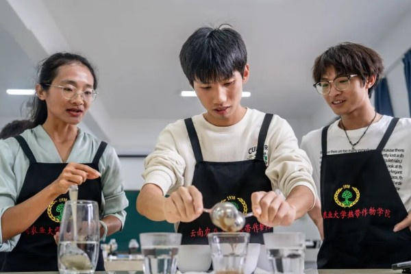 全网笑喷！云南农业大学食堂把咖啡当例汤随便舀，#咖位云南解锁接地气新操作